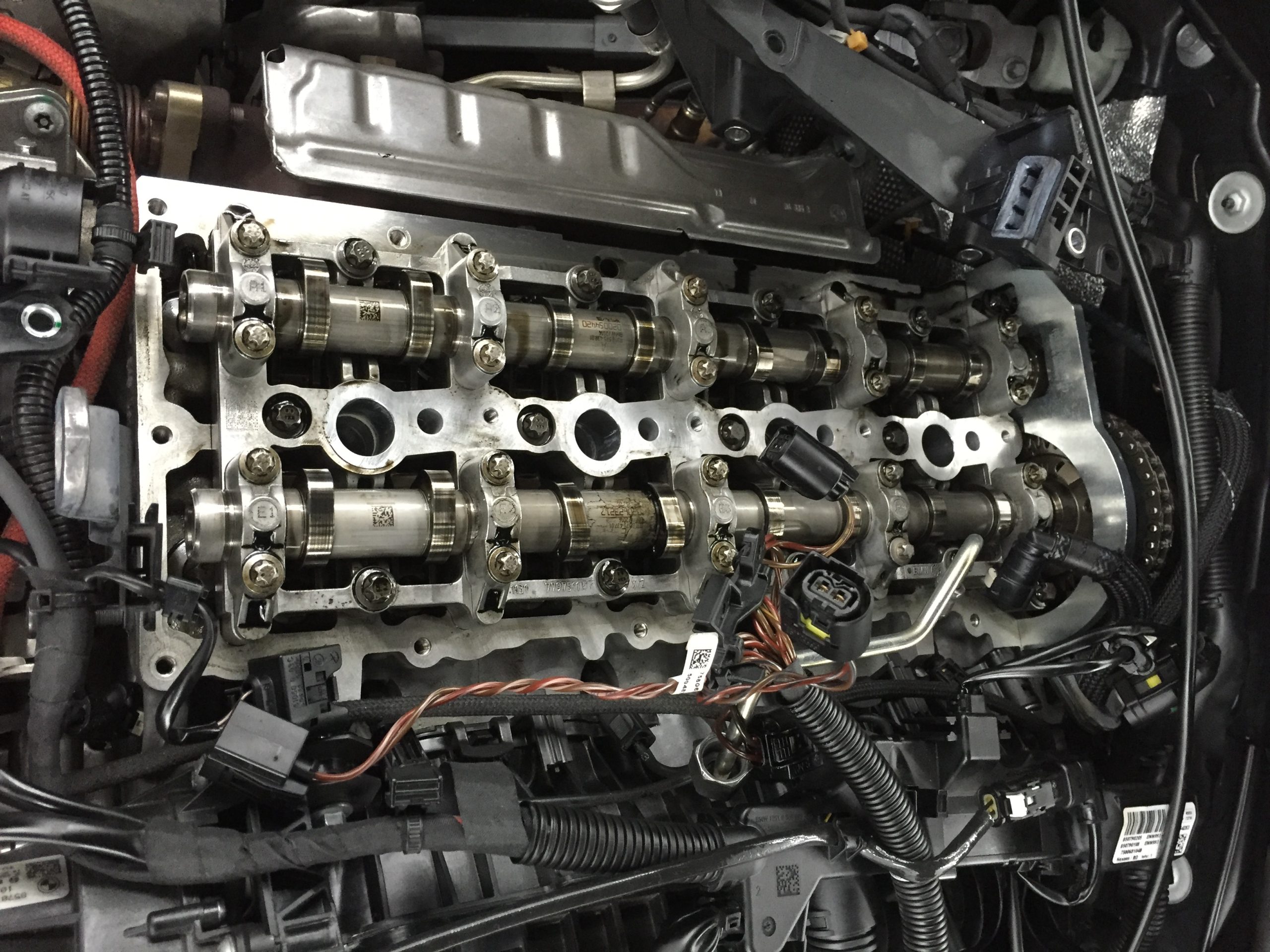 オイル漏れは様々な所から発生します、原因と確実に特定し修理致します。