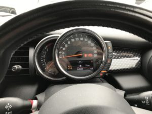 BMW MINI　車両動き出し注意